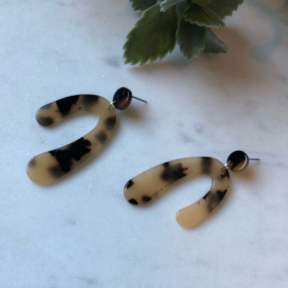 The Maeve - Tortoise Shell Geometric Earrings - Picture 2 of 4